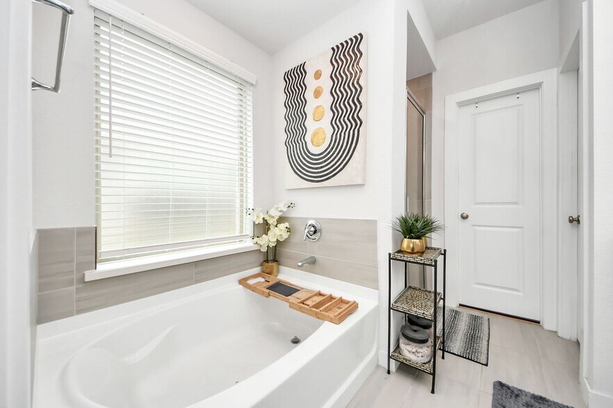 Building Photo - 15734 Autumn Sun Ct