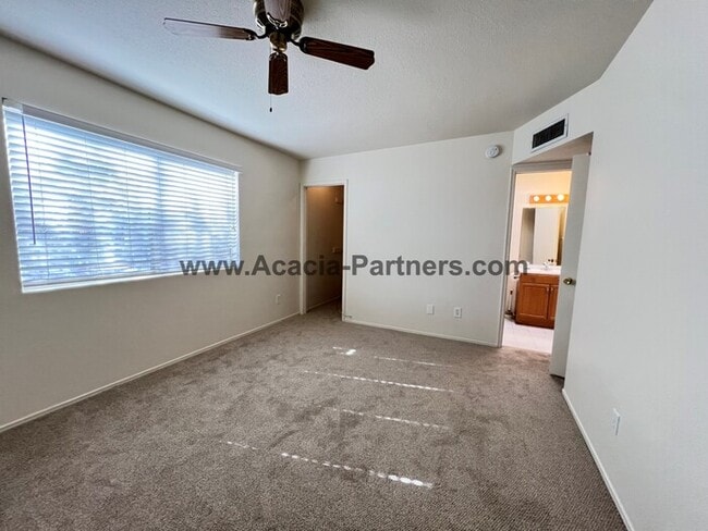 Building Photo - Four Bedroom Home
