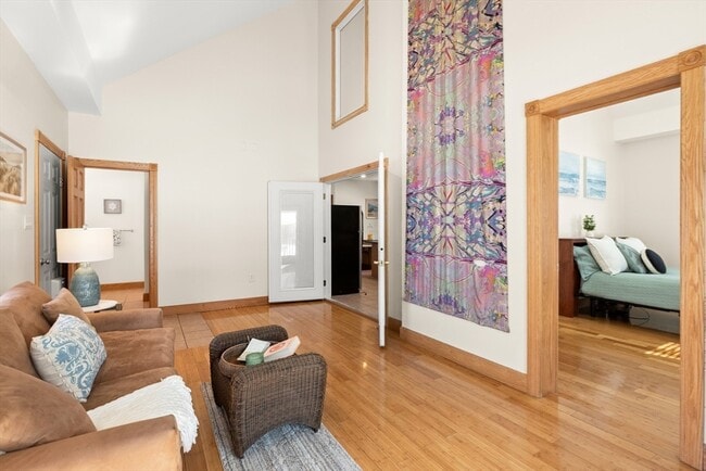 Building Photo - 25 Pleasant St