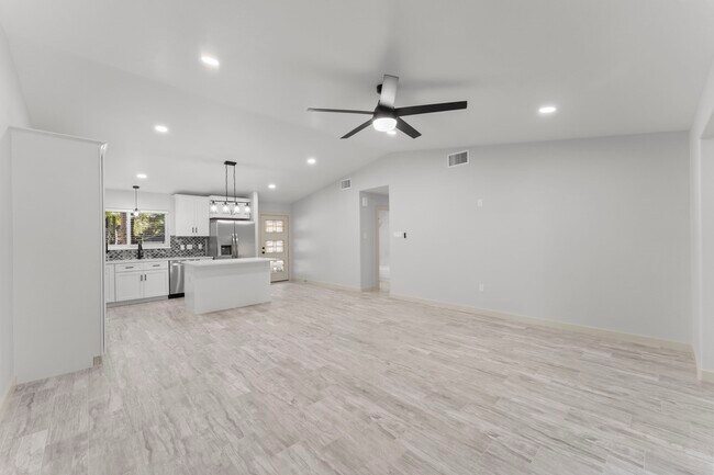 Building Photo - 5 Canyon Oak Pl