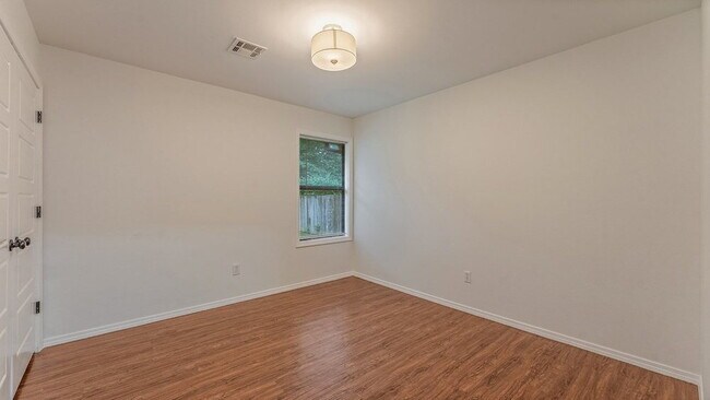Building Photo - "Dog-friendly and Cozy Home Close To UofArk"