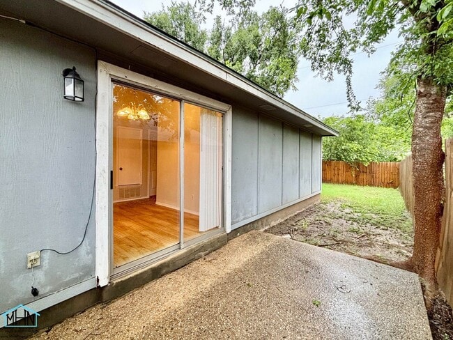 Building Photo - Cute & Cozy Duplex Nestled in a Prime Loca...