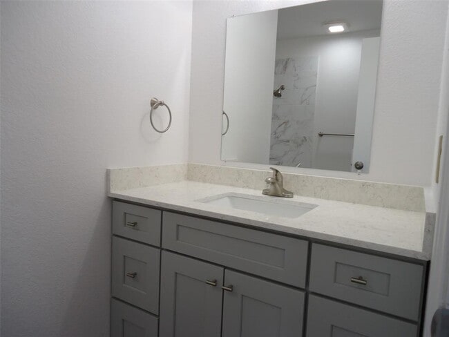 Building Photo - 811 Crieff Cross Dr