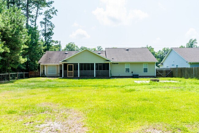 Building Photo - Great home in Hubert