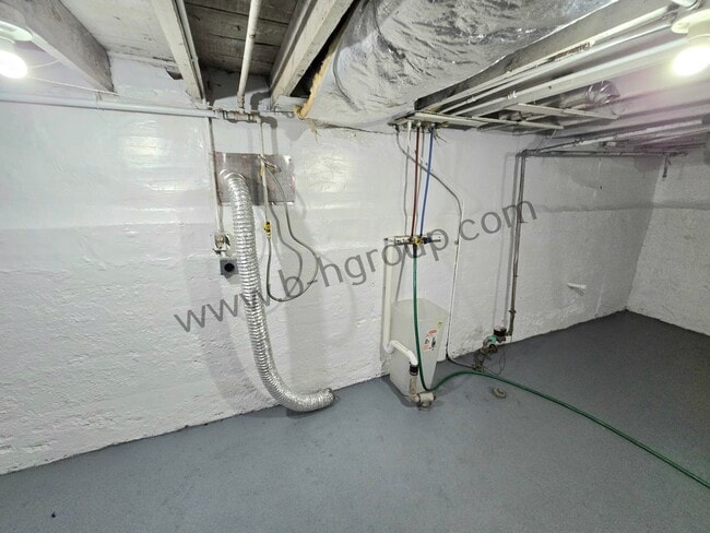 Building Photo - Spacious Single Family Home