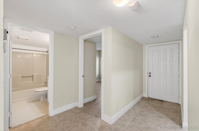 Building Photo - 351 Club Cir