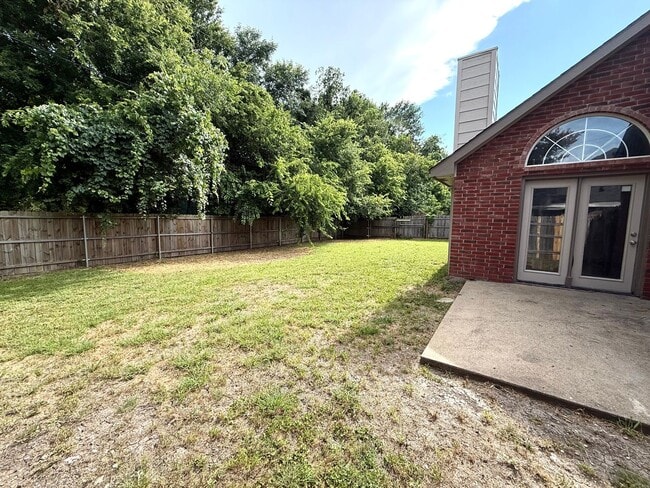 Building Photo - AVAILABLE NOW!!! Roomy 3BR 2BA home with l...