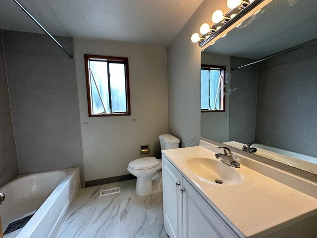 Building Photo - 4716 SW Stoddard Dr