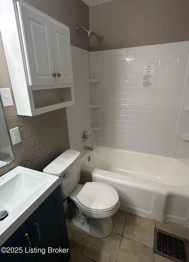 Building Photo - 735 Compton St