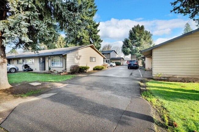 Building Photo - 3 bedroom downtown Hillsboro!! Call today-...