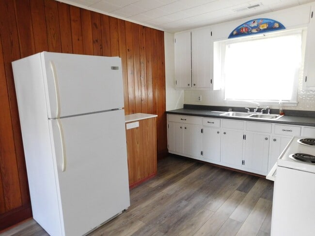 Building Photo - 712 N B St