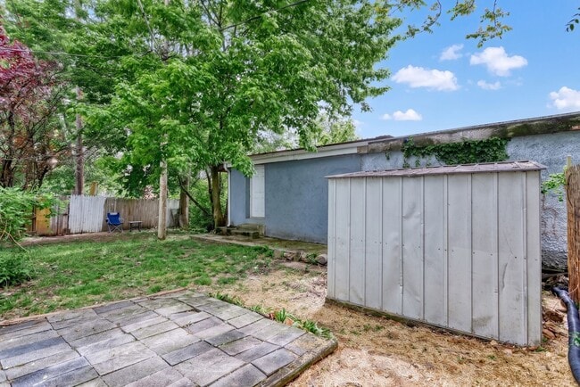 Building Photo - Newly Renovated 3 bedroom, 1 bedroom townhouse