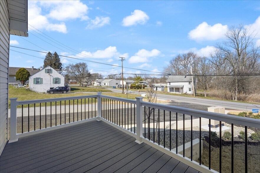 Building Photo - 552 Creek Rd