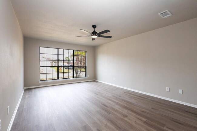 Building Photo - 18703 Evergreen Falls Dr