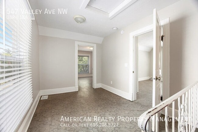 Building Photo - 547 Valley Ave NW