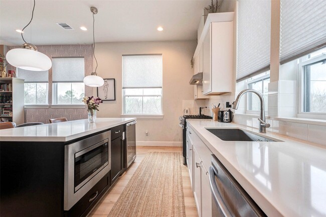 Building Photo - 2802 Grand Fountains Dr