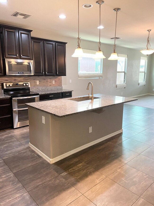 Building Photo - Beautiful 4 Bedroom Single Level Home Loca...