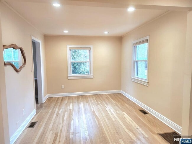 Building Photo - 31 Sherman Ave