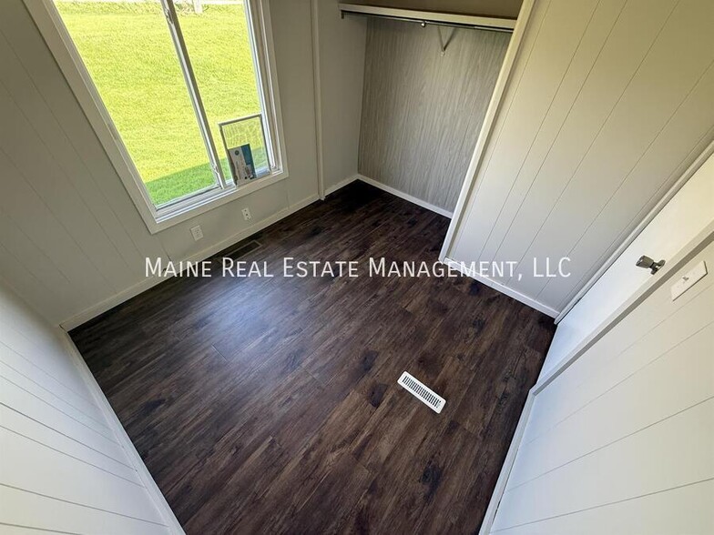 Building Photo - 4 Hall Dr