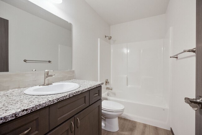 Building Photo - 3 bedroom 2.5 bathroom End Unit Modern Tow...