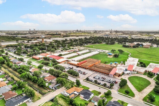 Building Photo - 404 Glenmore Dr