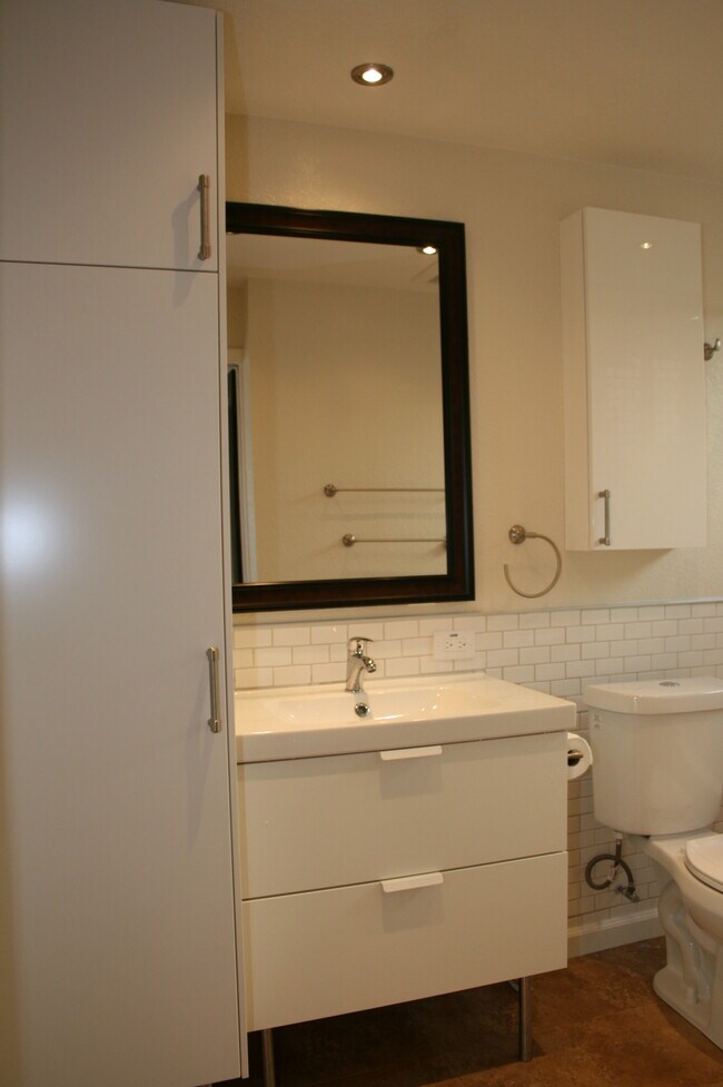 Building Photo - 2527 Elm Ave