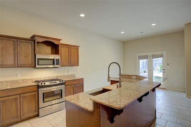 Building Photo - Spacious 4 Bed | 2 Bath | Large backyard | Bixby