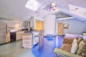 Building Photo - Unique Carriage House in Historic Congress...