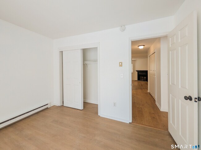 Building Photo - 8 Rose Ln