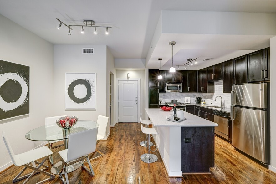 Primary Photo - 2900 West Dallas