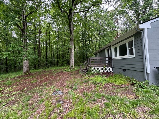 Building Photo - Private and convenient 3 bed/1 bath with large backyard