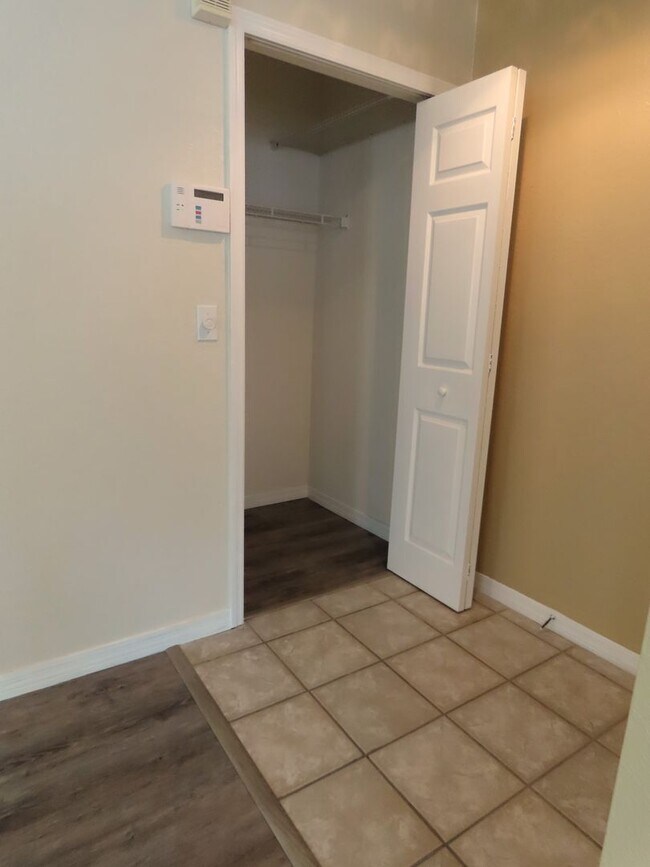 Building Photo - Orlando Park Central Gated Resort Style Co...