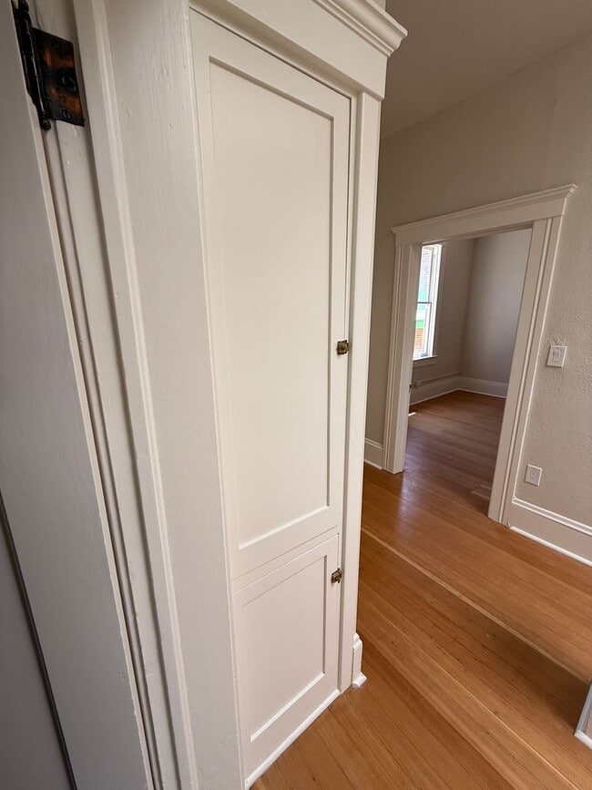 Building Photo - 2 Bedroom, 1 bathroom second floor apartme...