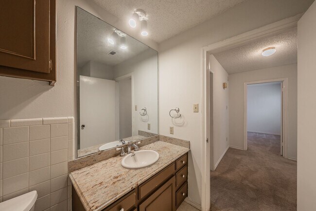 Building Photo - Amazing Townhome