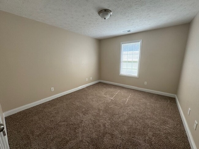 Building Photo - 125 Redwood Dr