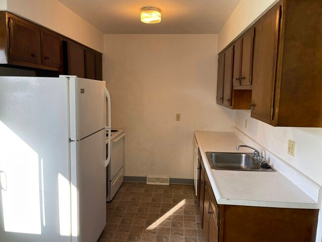 Building Photo - 4163 W Ridge Rd