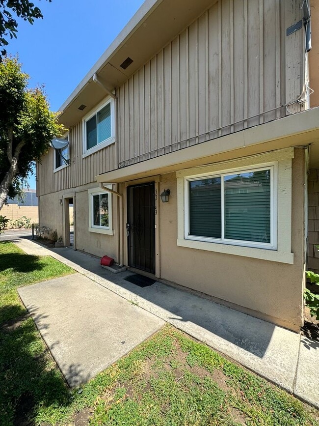 Building Photo - Modern 2 Bed 1 Bath Townhouse in San Juan ...