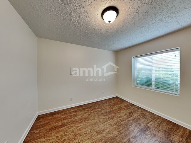 Building Photo - 243 W Peppermint Cir