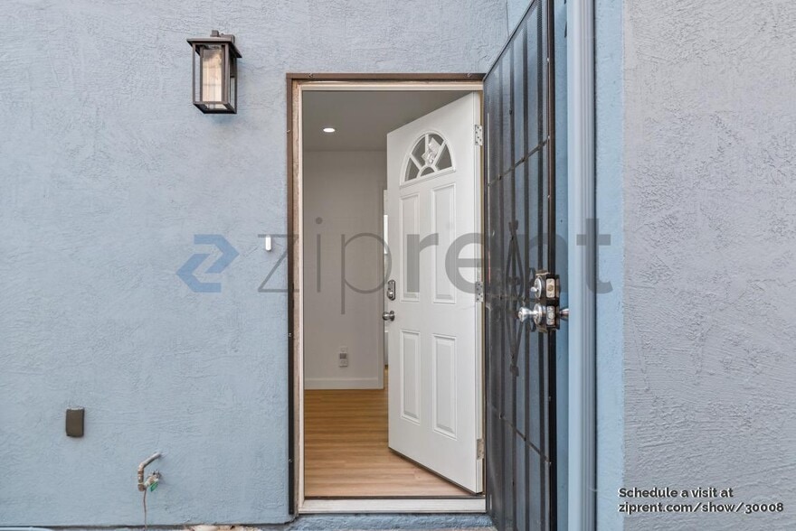 Building Photo - Unit