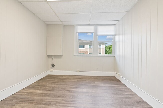 Building Photo - 2022 1/2 College St - Cedar Falls