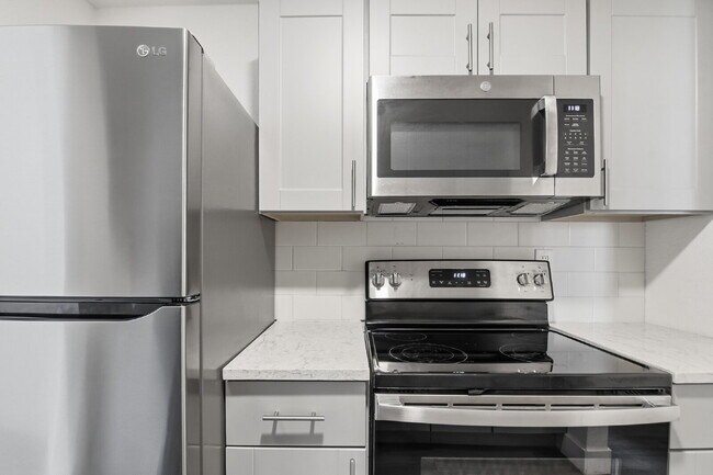 Building Photo - $1,300.95 with $300.00 off the first month's rent, 2 Beds - 1 Bath, Triplex in Aurora with Washer...