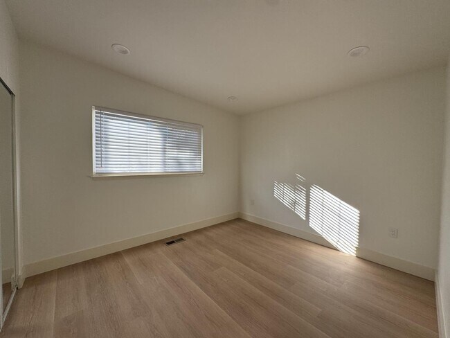 Building Photo - 864 S Bernardo Ave