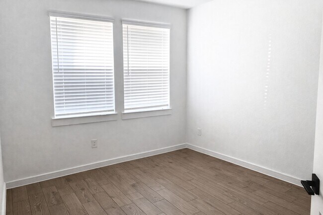 Building Photo - 8438 Bay Rdg Cir