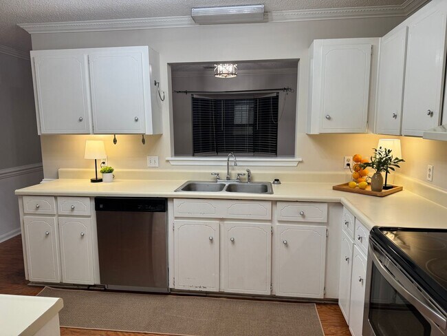 Building Photo - 2 bedroom Townhouse