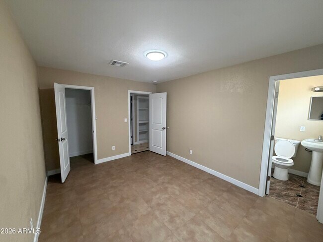 Building Photo - 5810 W Earll Dr