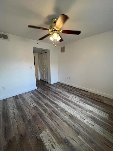 Building Photo - 191 SW Palm Dr