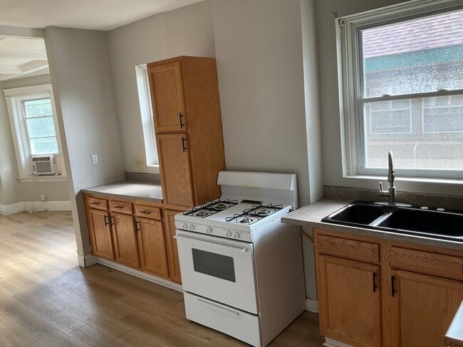 Building Photo - 611 E Mitchell Ave