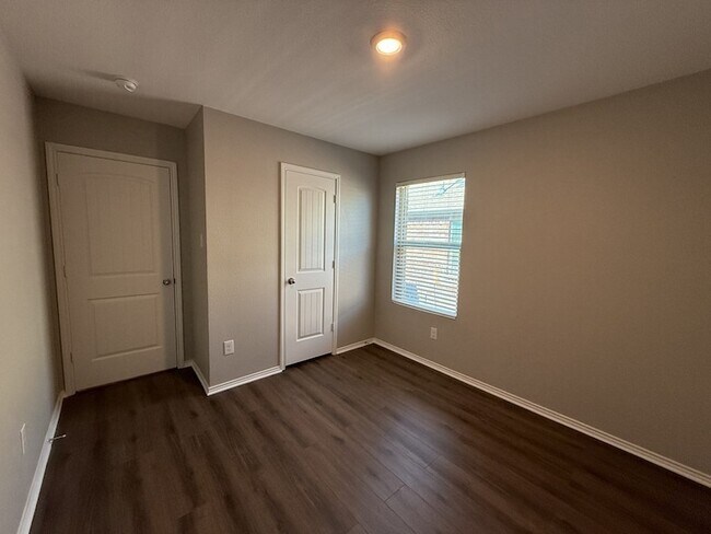 Building Photo - 413 Everglades St