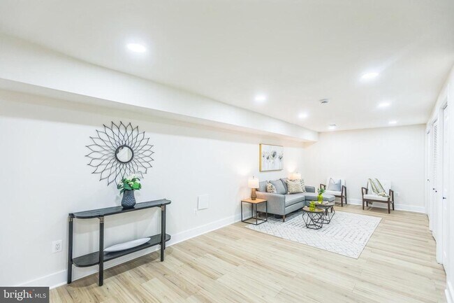 Building Photo - 1129 8th St NE