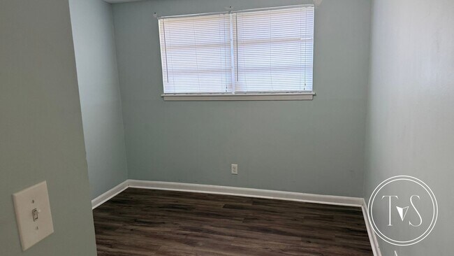 Building Photo - RATE DROP ALERT (was $2300/month)!